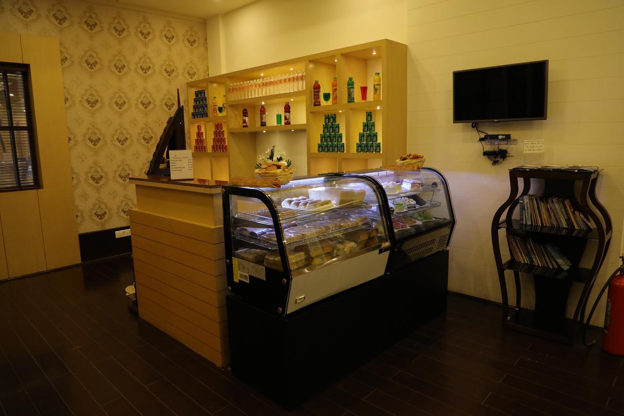 Hotel Roma Kristo Dwarka  Ngoại thất bức ảnh